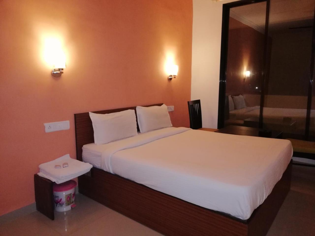 Elite Inn Лонавла Екстер'єр фото